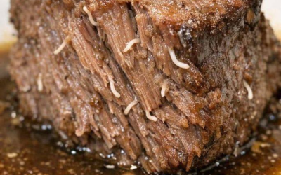 Ich habe meinen Rinderbraten aus dem Schmortopf geholt und dabei seltsame, weiße, faserige Dinger entdeckt, die aus dem Fleisch herausragten. Sie sehen aus wie kleine Würmer oder Parasiten. Ist das Fleisch befallen?