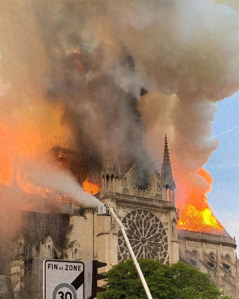 NACHRICHTEN: FEUER IN NOTRE DAME Die brennende Kathedrale sorgt in Paris für Aufregung, wo viele Menschen