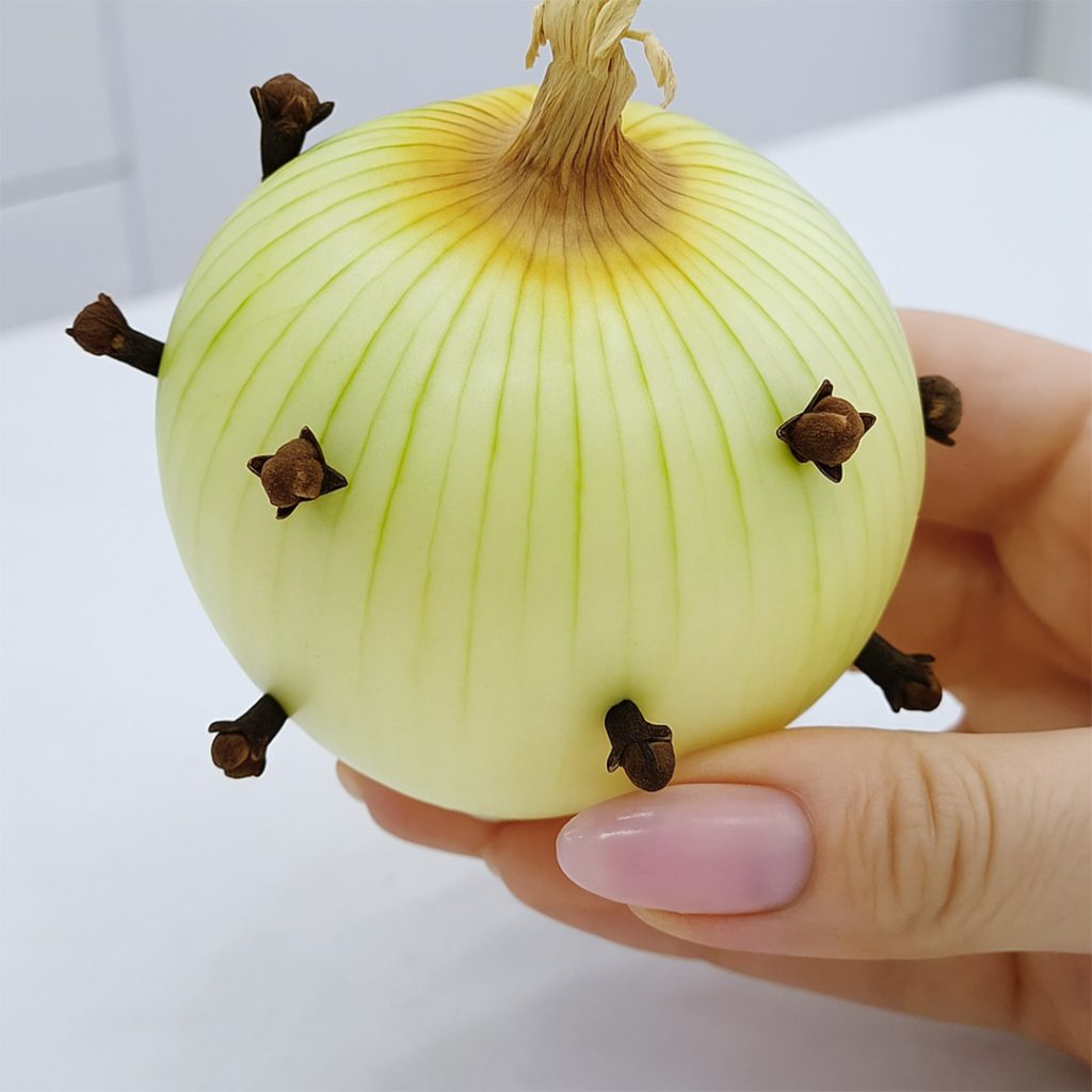 Meine Großmutter steckte immer Nelken in Zwiebeln. Und zwar aus folgendem Grund.