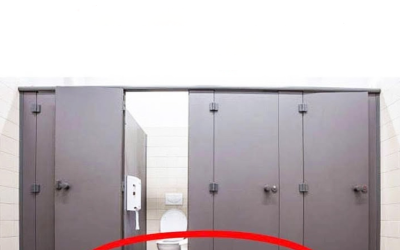 Warum berühren die Toilettentüren nicht den Boden?