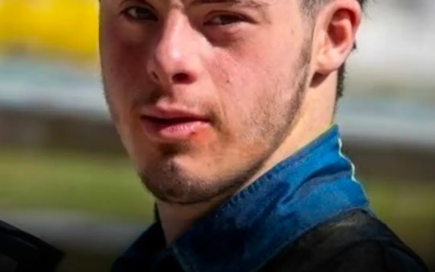 Ein 19-Jähriger schreibt Geschichte, indem er als erster Fahrer mit Down-Syndrom an einem professionellen Kartrennen teilnimmt.