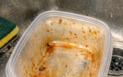 Meine Mutter hat mir diesen Trick beigebracht, um rote Flecken mühelos aus Plastikbehältern zu entfernen. So funktioniert es.