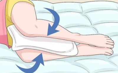 Die wenig bekannten Vorteile, nachts ein Kissen zwischen die Knie zu legen.