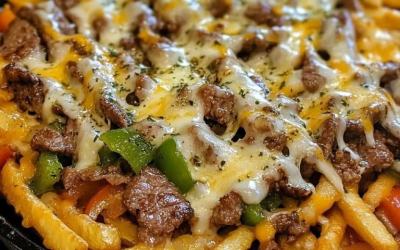 Wenn ich alle glücklich machen will, bereite ich dieses superleckere Gericht zu: knusprige Pommes, aromatisches Fleisch, bunte Paprika und jede Menge geschmolzener Käse 😍🧀🥩🌶️ 👉 Rezept ✅⬇️⬇️✅⬇️ 🔥 Ein unwiderstehliches Gericht, das in wenigen Minuten weg ist!