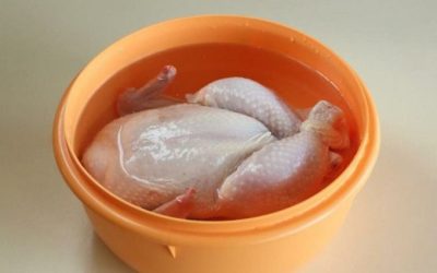 Ich weiche im Laden gekauftes Hühnchen immer in Salzwasser ein. Es tut mir leid, dass ich das nicht schon früher wusste.