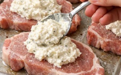 Verteilen Sie diese herzhafte Mischung über rohe Schweinekoteletts auf einem Backblech – für ein einfaches Abendessen, das viel aufwendiger schmeckt.