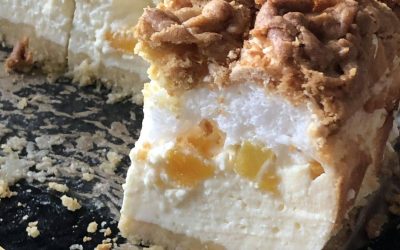 Käsekuchen mit Pfirsichen auf Mürbeteigboden