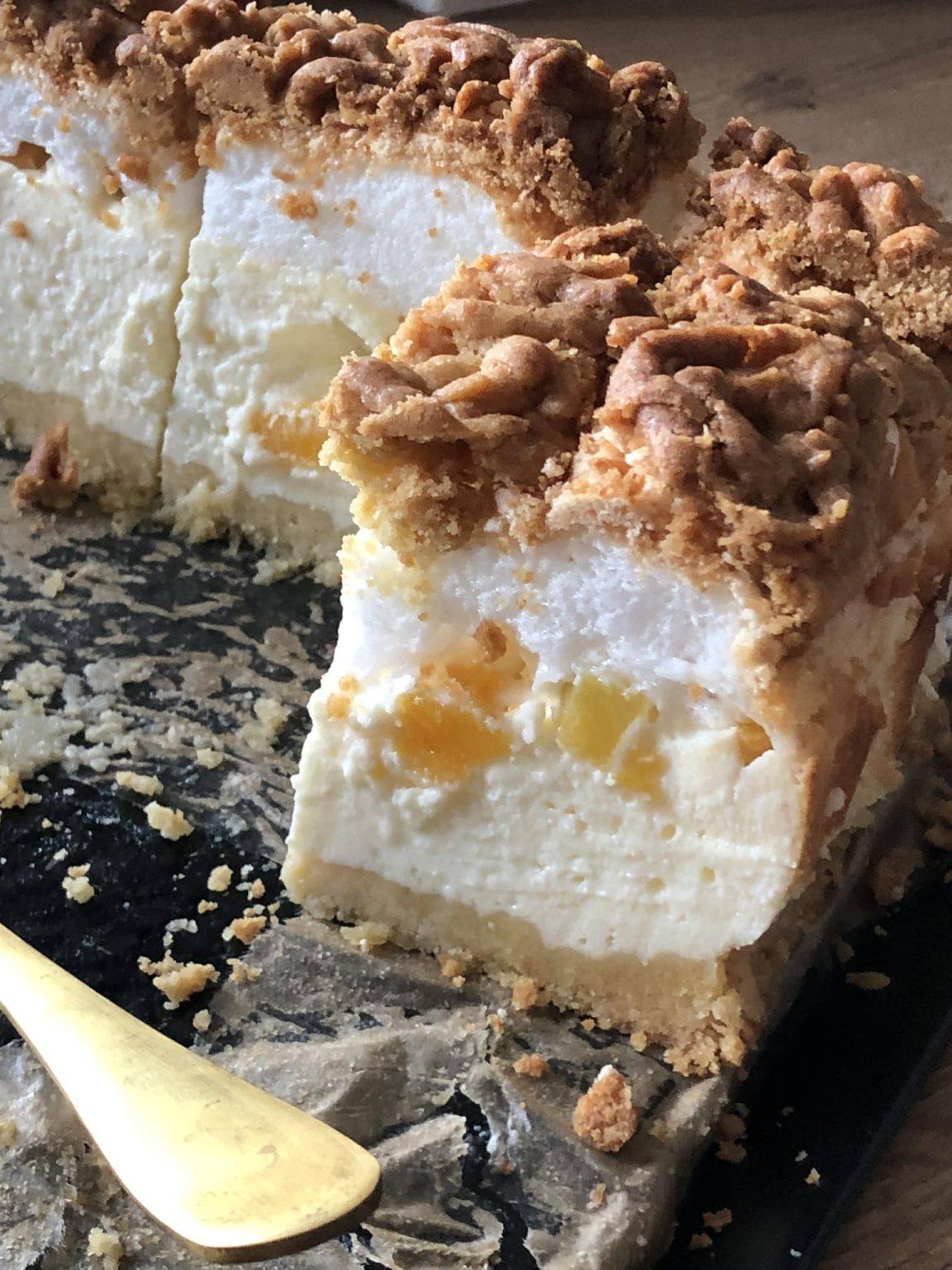 Käsekuchen mit Pfirsichen auf Mürbeteigboden