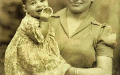 Ein seltenes Foto aus dem Jahr 1947 zeigt eine zukünftige Rocklegende als Baby mit seiner Mutter: Können Sie erraten, wer er wurde?!