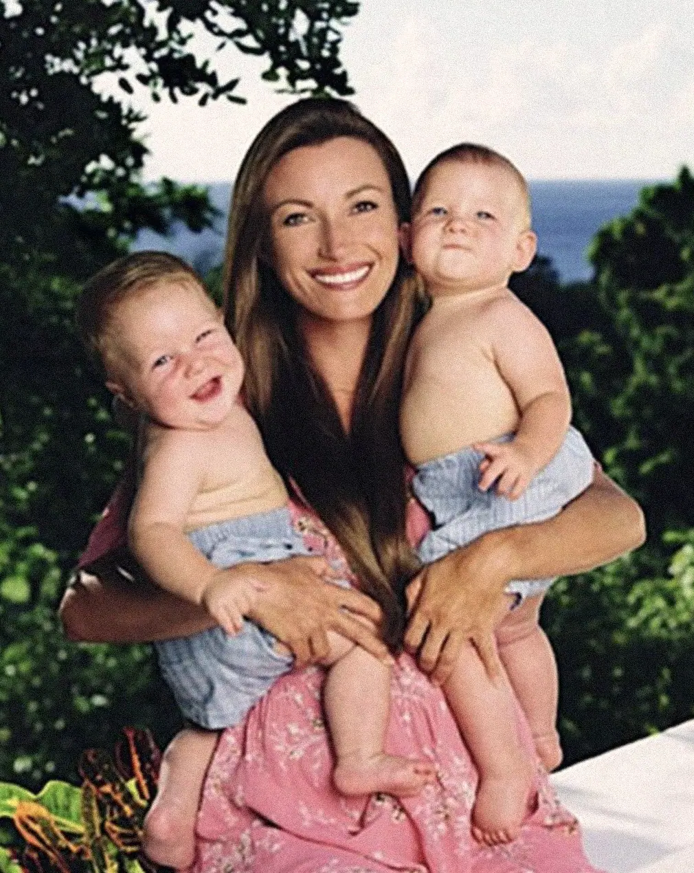 Jane Seymour, 72, präsentiert ihre Zwillingssöhne, die sie im Alter von 44 Jahren zur Welt brachte.