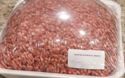 Ich habe gestern diese Packung Hackfleisch im Supermarkt gekauft und in den Kühlschrank gelegt. Als ich Abendessen kochen wollte, bemerkte ich, dass die Plastikfolie aufgebläht war.