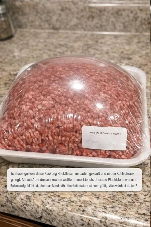Ich habe gestern diese Packung Hackfleisch im Supermarkt gekauft und in den Kühlschrank gelegt. Als ich Abendessen kochen wollte, bemerkte ich, dass die Plastikfolie aufgebläht war.