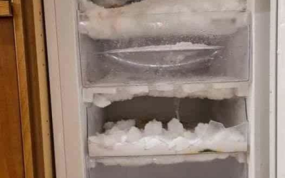 Ein genialer Trick zum Abtauen Ihres Gefrierschranks: Das Eis verschwindet, ohne dass Sie ihn vom Stromnetz trennen müssen.