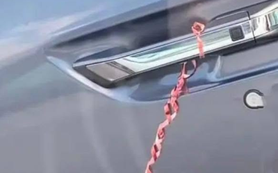 Ich war gerade im Supermarkt einkaufen, als mir auf dem Rückweg zu meinem Auto etwas Seltsames auffiel: ein Stück Schnur oder Band hing am Türgriff. Das ist mir jetzt schon zum zweiten Mal passiert … Was mag das wohl bedeuten? Ich habe es endlich gefunden, und es ist kalt … Die Antwort findet ihr im ersten Kommentar.