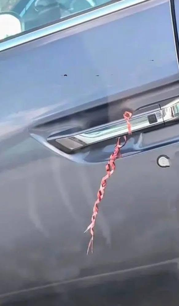 Ich war gerade im Supermarkt einkaufen, als mir auf dem Rückweg zu meinem Auto etwas Seltsames auffiel: ein Stück Schnur oder Band hing am Türgriff. Das ist mir jetzt schon zum zweiten Mal passiert … Was mag das wohl bedeuten? Ich habe es endlich gefunden, und es ist kalt … Die Antwort findet ihr im ersten Kommentar.