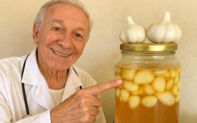 Essig, Knoblauch und Honig vermischen