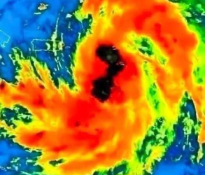 EILMELDUNG: Schwerer Sturm im Anmarsch – Meteorologen warnen vor möglichen Unwettern Einleitung Meteorologen beobachten ein sich rasch entwickelndes, starkes Wettersystem, das in den kommenden Tagen Millionen von Menschen in Gefahr bringen könnte. Obwohl sich Wetterlagen schnell ändern können, deuten erste Prognosen darauf hin, dass dieser Sturm Starkregen, schwere Sturmböen, Überschwemmungen und erhebliche Beeinträchtigungen in den betroffenen Regionen verursachen könnte. Atmosphärenwissenschaft Während meteorologische Dienste weiterhin Satellitenbilder, Luftdrucksysteme, Meerwassertemperaturen und Computermodelle analysieren, rufen Experten die Bevölkerung dazu auf, sich informiert zu halten und sich auf die sich schnell ändernden Bedingungen vorzubereiten. Katastrophenschutzbehörden erinnern die Bevölkerung zudem daran, dass die Sturmvorsorge die Risiken für Leib und Leben sowie Sachschäden deutlich verringern kann. Schwere Stürme zählen seit jeher zu den gewaltigsten Naturgewalten. Von sintflutartigen Regenfällen und Sturzfluten bis hin zu verheerenden Winden und großflächigen Stromausfällen – extremes Wetter kann gewöhnliche Tage innerhalb weniger Stunden in Notfälle verwandeln. Obwohl moderne Wettervorhersagetechnologien unsere Fähigkeit, Gefahren vorherzusagen, deutlich verbessert haben, bleibt die Vorsorge eines der wirksamsten Mittel für Einzelpersonen und Gemeinden. Dieses sich entwickelnde Wetterereignis verdeutlicht eindrücklich, wie schnell sich die atmosphärischen Bedingungen ändern können und warum es so wichtig ist, während der Unwettersaison stets informiert zu sein. Erfahren Sie mehr: Atmosphärenwissenschaft, Politik, Wetter. Meteorologen beobachten ein sich rasch entwickelndes System. Wetterexperten wiesen bereits vor einigen Tagen auf erste Anzeichen des herannahenden Sturms hin, als sich die atmosphärischen Bedingungen in einem großen Gebiet zu stabilisieren begannen. Laut Meteorologen scheinen mehrere Wetterfaktoren zusammenzuwirken und ein günstiges Umfeld für die Entstehung eines starken Sturms zu schaffen. Meteorologen analysieren zahlreiche Variablen bei der Vorhersage von Unwettern. Dazu gehören Luftdruckmuster, Luftfeuchtigkeit, Windgeschwindigkeiten, Meerwassertemperaturen und die Wechselwirkung zwischen warmen und kalten Luftmassen. Wenn diese Elemente in bestimmter Weise zusammentreffen, können sich starke Stürme bilden und schnell entwickeln. Aktuelle Vorhersagemodelle deuten darauf hin, dass das System an Stärke gewinnen könnte, wenn es durch Gebiete mit hoher Luftfeuchtigkeit und instabilen atmosphärischen Bedingungen zieht. Obwohl die genauen Folgen noch ungewiss sind, beobachten Meteorologen die Indikatoren, die auf mögliche Unwetter hindeuten, genau. Wetterdienste betonen, dass sich Vorhersagen häufig ändern, sobald neue Daten verfügbar sind. Daher werden die Anwohner dringend gebeten, die offiziellen Aktualisierungen regelmäßig zu verfolgen und sich nicht auf veraltete Informationen zu verlassen. Mögliche Gefahren im Zusammenhang mit dem Sturm