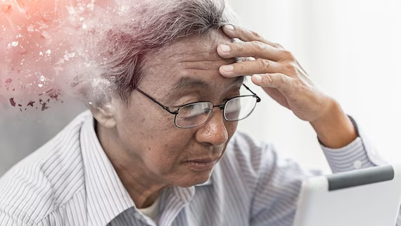 Ein frühes Anzeichen von Alzheimer kann unter der Dusche auftreten: Die Studie erklärt, worauf man achten sollte.