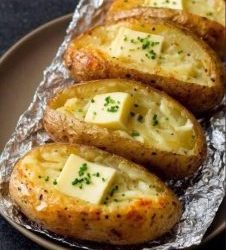 Ofenkartoffel. Die schnellste Art, eine perfekt gebackene Kartoffel zu genießen – in wenigen Minuten fertig. Außen knusprig, innen zart und fluffig.
