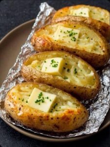 Ofenkartoffel. Die schnellste Art, eine perfekt gebackene Kartoffel zu genießen – in wenigen Minuten fertig. Außen knusprig, innen zart und fluffig.