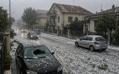 In Italien richtete ein heftiger Hagelsturm schwere Schäden an. Autos wurden zerstört und Dächer abgedeckt.