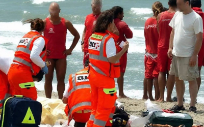 ⚫ Italien, stirbt am Strand vor den Augen seiner Tochter und seiner Frau: Er hatte gerade…Mehr…
