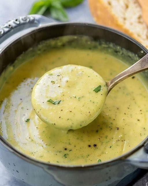 Cremige Zucchinisuppe mit Knoblauch, ideal zum Abnehmen.
