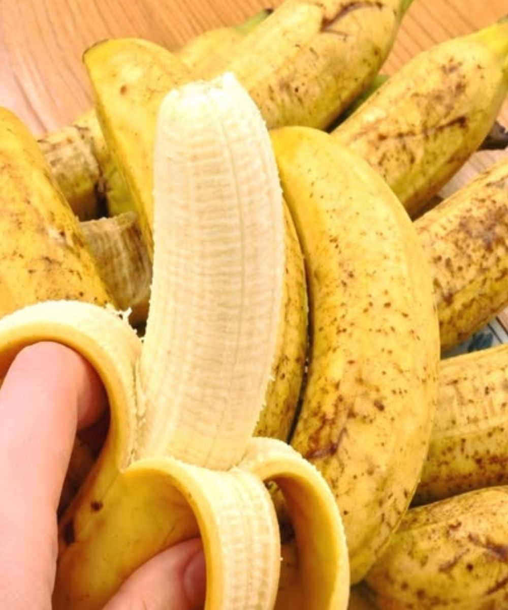 Für Menschen über 50 kann der tägliche Verzehr einer Banane gesundheitsförderlich sein.