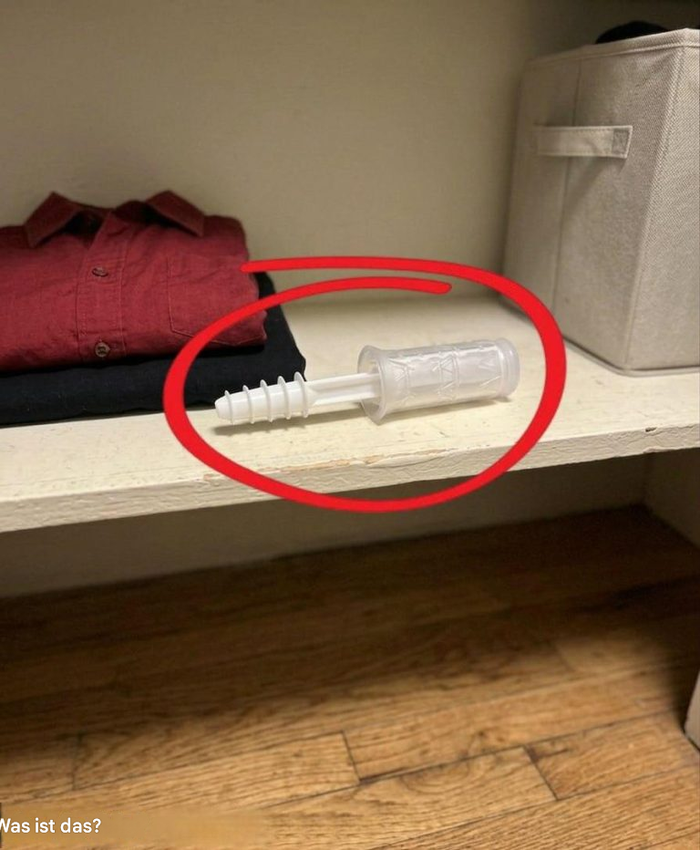 Ich öffnete heute Abend den Kleiderschrank meiner Frau und fand das hier. Ich…