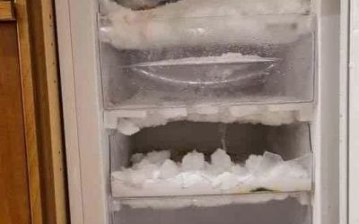 Ein genialer Trick zum Abtauen Ihres Gefrierschranks: Das Eis verschwindet, ohne dass Sie ihn vom Stromnetz trennen müssen.